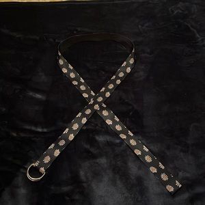 Woven, daisy printed, double ring belt!